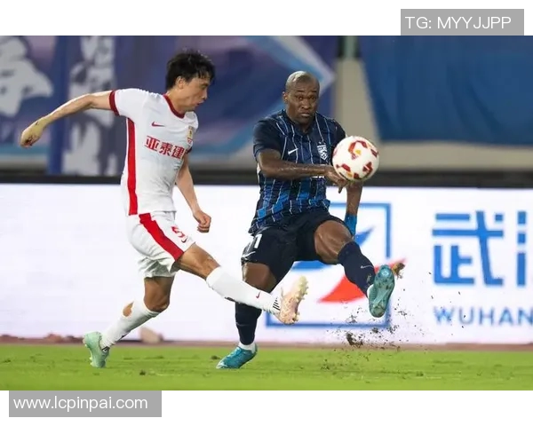 武汉三镇足球明星黛露的崛起与突破成就背后的故事揭秘